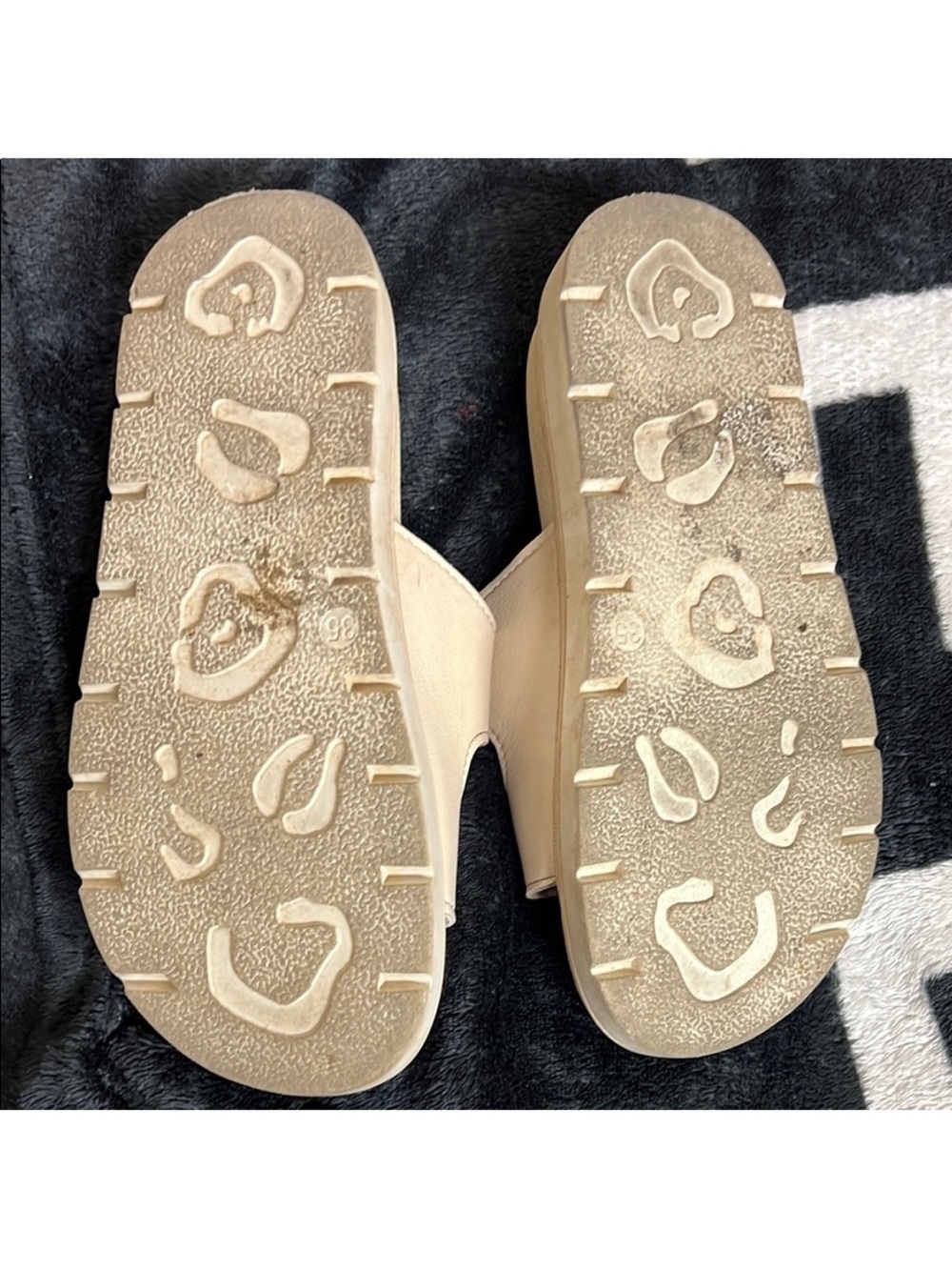 Unbranded • Women’s Size 35 (5) • Cream Double-Buckle Slide Sandals - Picture 4 of 7